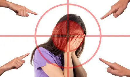 femme ciblée par plusieurs doigts accusateurs, illustration de stigmatisation et blâme