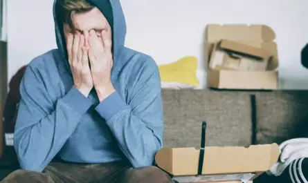 personne stressée avec la tête dans les mains, illustrant les risques psychosociaux en entreprise