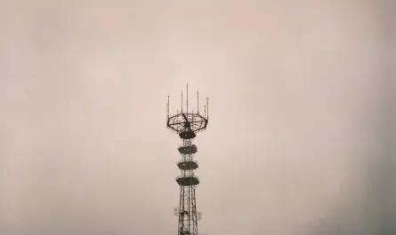 tour de télécommunication avec antennes contre ciel gris