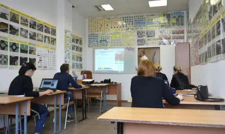 salle de formation avec participants écoutant un présentateur devant un écran de projection