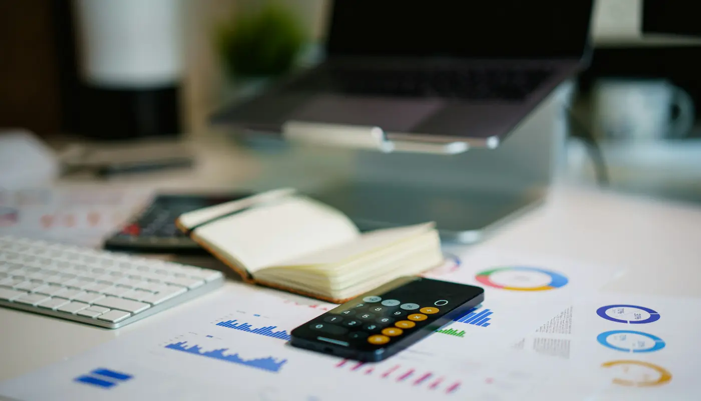 calculatrice et graphiques d'analyse sur un bureau de travail moderne