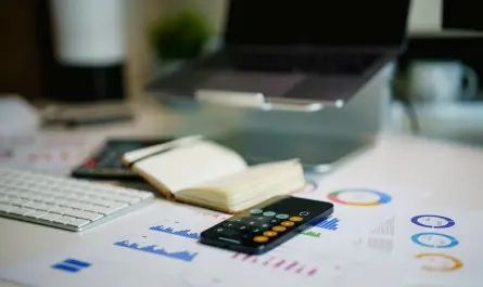 calculatrice et graphiques d'analyse sur un bureau de travail moderne