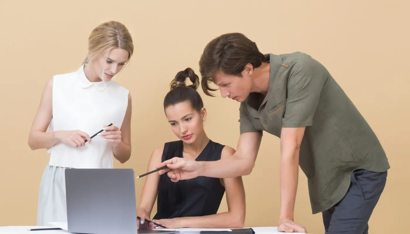 équipe collaborative utilisant des outils digitaux pour développer son projet entrepreneurial