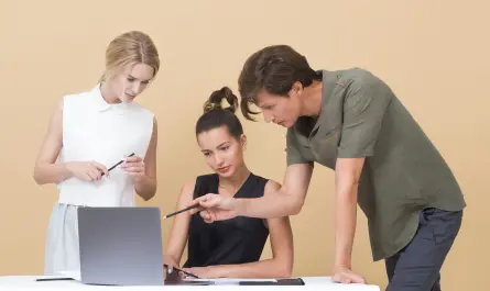 équipe collaborative utilisant des outils digitaux pour développer son projet entrepreneurial