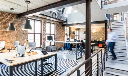 open space moderne avec espaces de travail et zones de concentration séparées